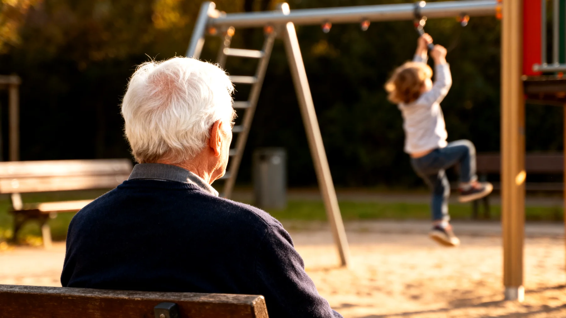 Der Großvater neigt dazu, seinen Enkeln gegenüber übermäßig fürsorglich zu sein, indem er ihnen jede Schwierigkeit aus dem Weg räumt, alle ihre Bedürfnisse sofort befriedigt und sie kaum eigenständig handeln lässt. Dieses überbehütende Verhalten hindert die Kinder daran, Resilienz, Eigenverantwortung und grundlegende Alltagsfähigkeiten zu entwickeln."
